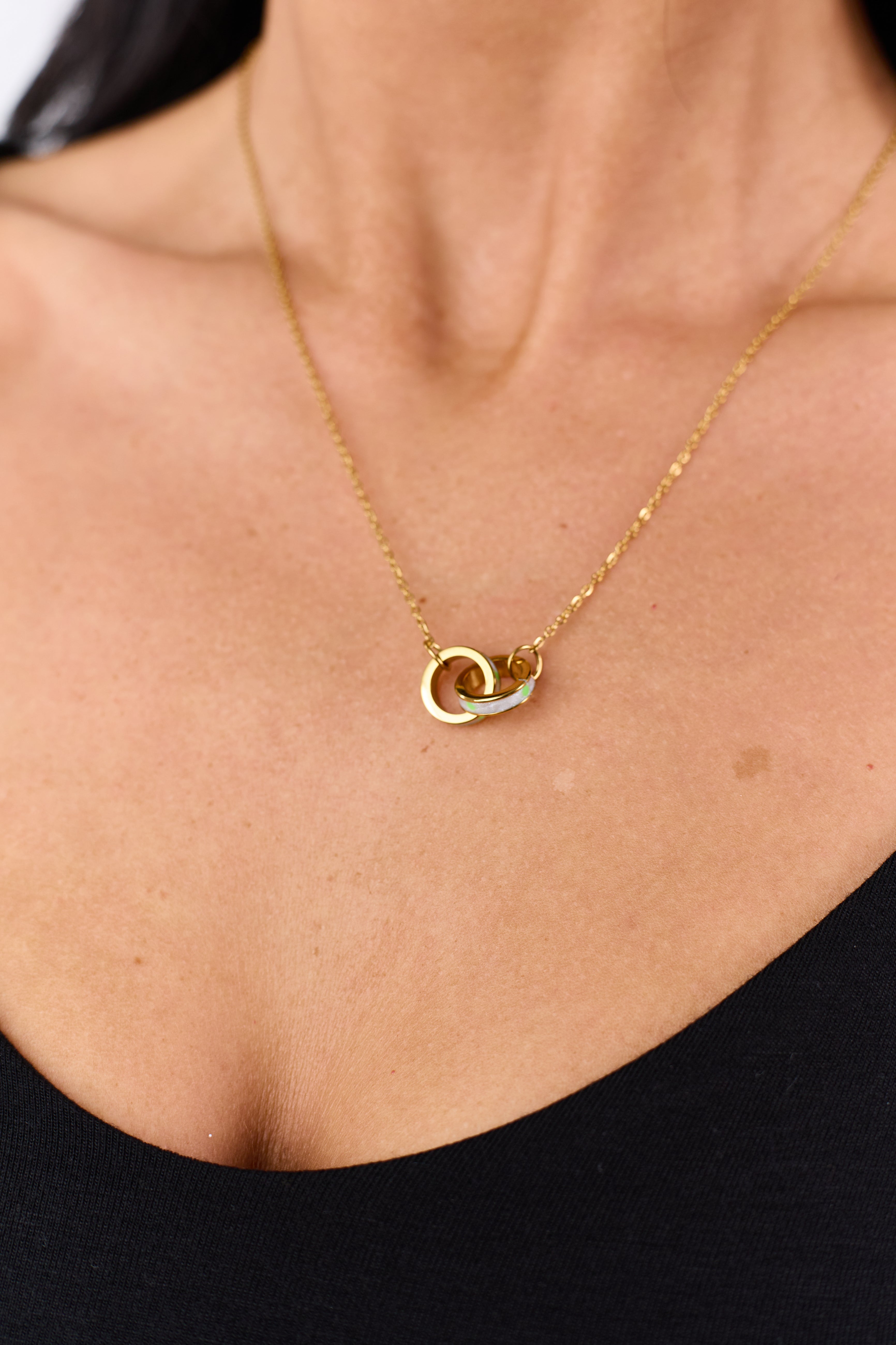 Gold Metallic Interlocking Circle Pendant Necklace