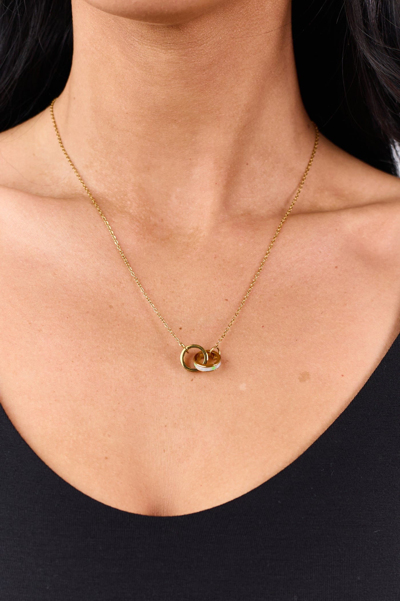 Gold Metallic Interlocking Circle Pendant Necklace