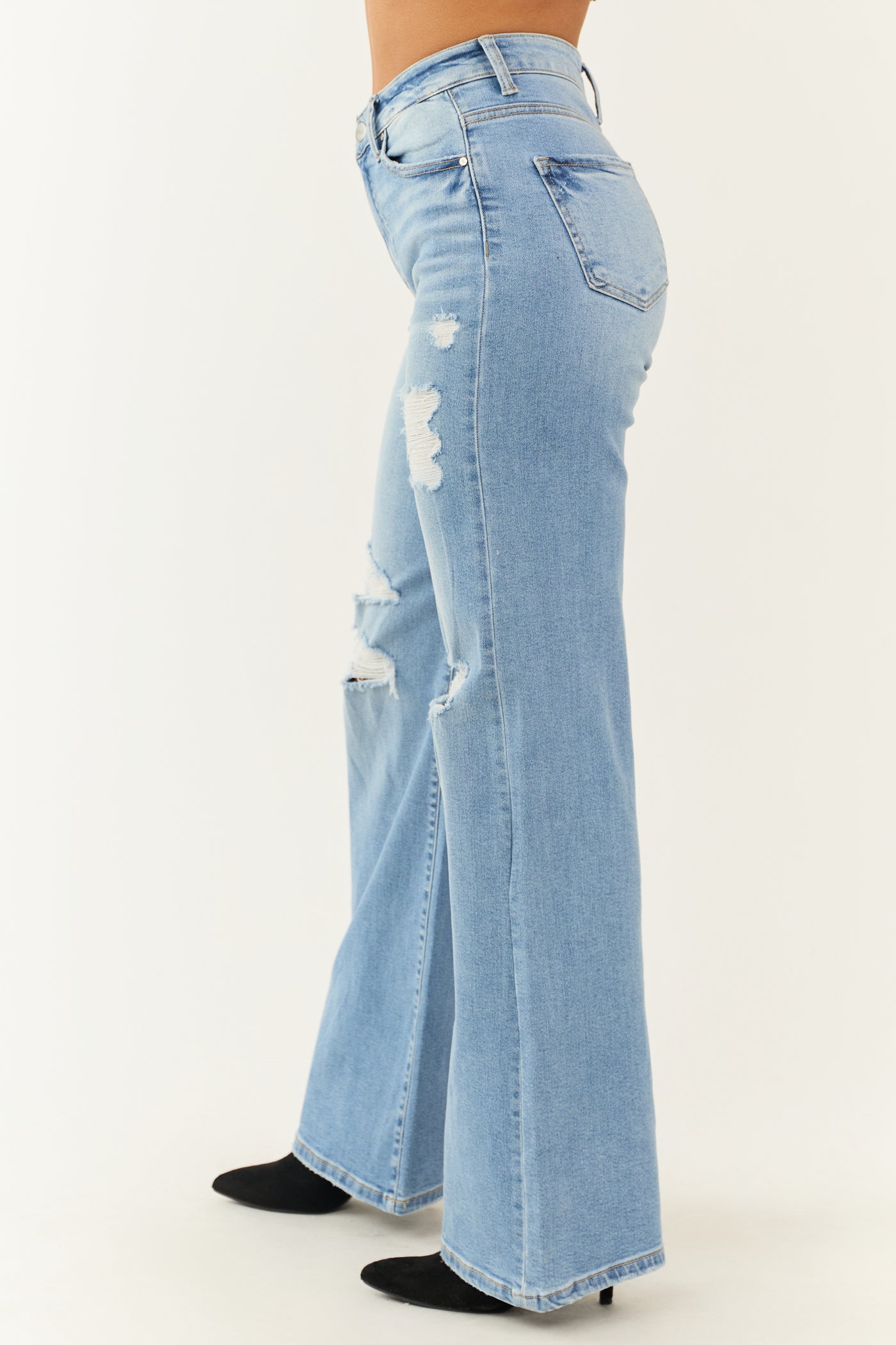 Here's A Guide On How To Wear Distressed Jeans Here's A Guide On How To Wear Distressed Jeans