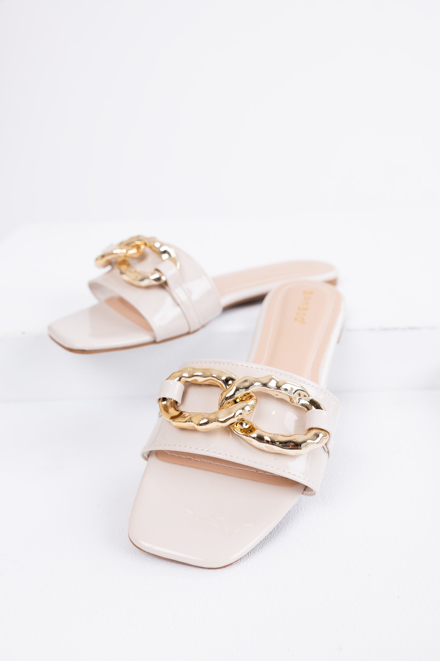 Vanilla Patent Leather Link Chain Flat Sandals